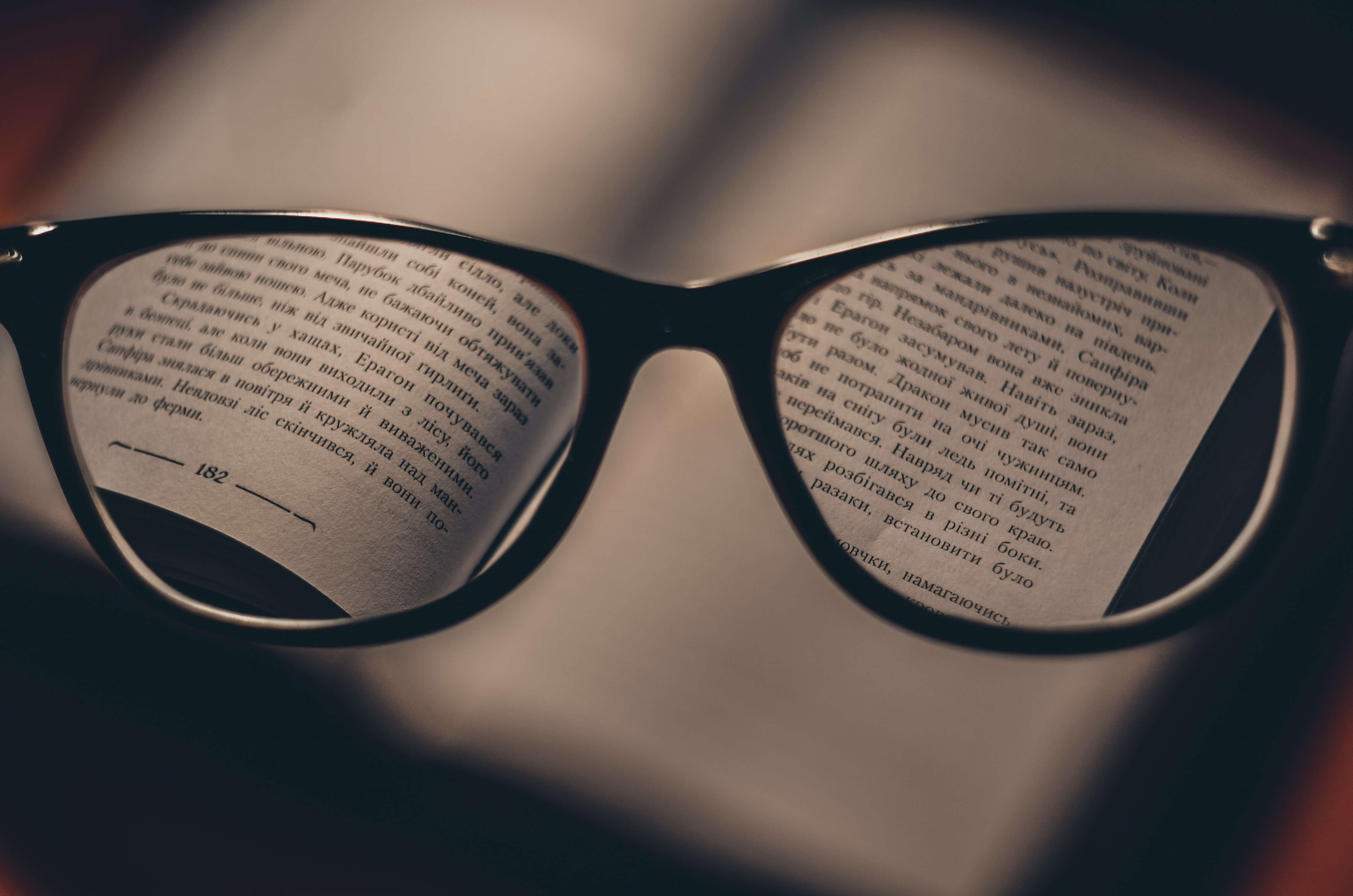 День плохого зрения. Плохое зрение Эстетика. Очки для зрения Эстетика. Книга с очками. Очки для чтения книг.
