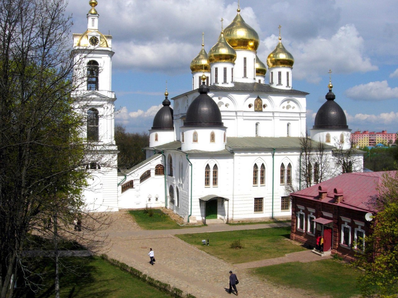 8 городов подмосковья. Церковь Спаса Всемилостивого в Дмитрове. Преображенская Церковь (Дмитров). Лучшие города Подмосковья. Белый город Подмосковье.