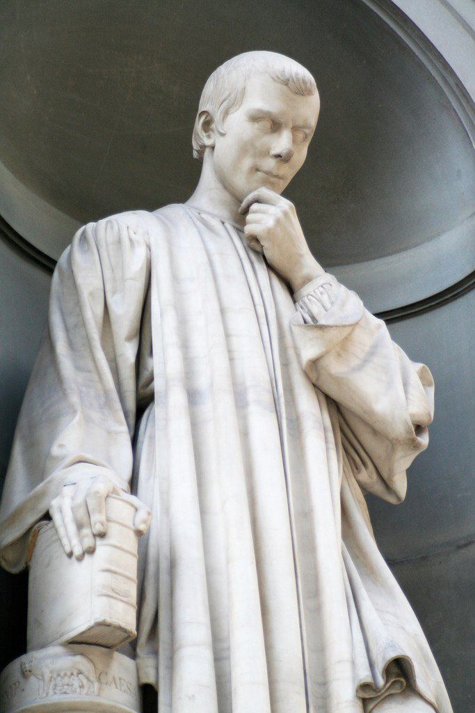 2 - Статуя Никколо Макиавелли. 