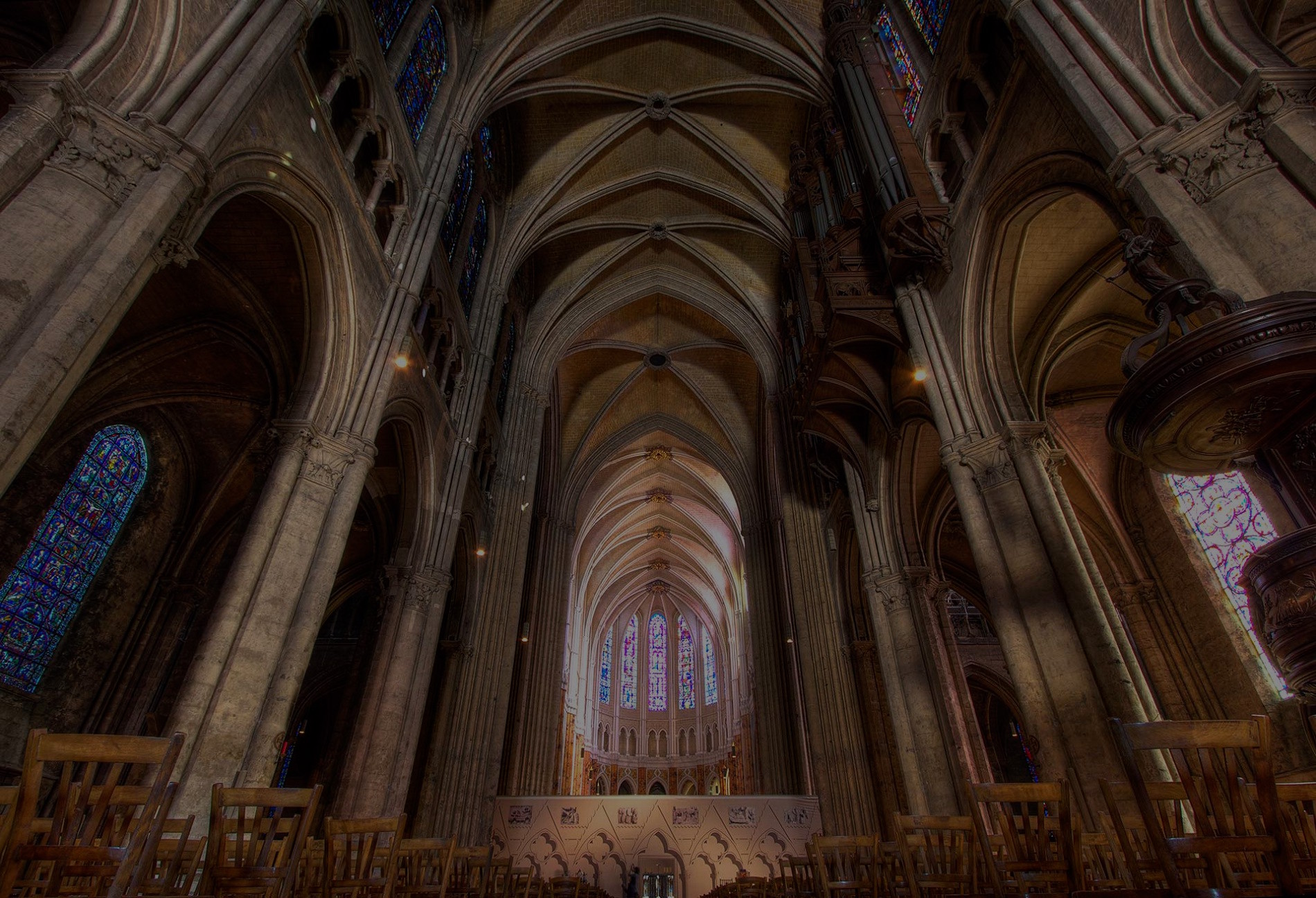 Les temps cathedrale. Готический собор в Шартре. Шартрский собор. Шартр, Франция. Готика в архитектуре Шартрский собор. Шартрский собор Неф собора -.