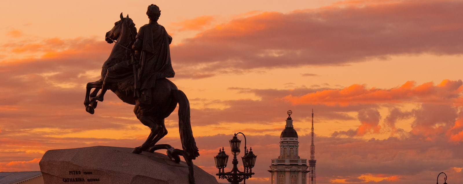 Санкт петербург город петра. Медный всадник памятник в Санкт-Петербурге. Санкт-Петербург статуя Петра. Питер фон Петр Великий памятник. Статуя Петра 1 в Санкт-Петербурге логотип.